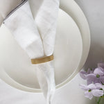 broches classiques dorées strass bracelet classique soie blanche anniversaire mariage décoration table