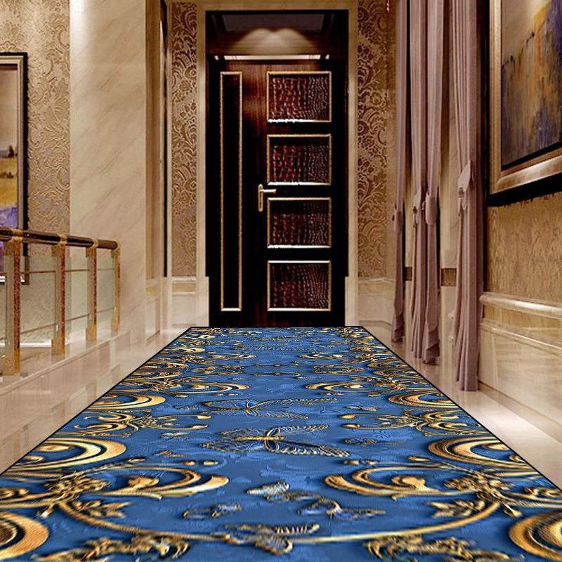 Couloir élégant avec moquette bleue ornée de motifs dorés sophistiqués.