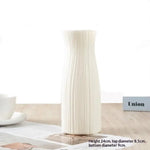 vases decoratifs modernes minimalistes rose bleu vert blanc lignes verticales texturées fleurs artificielles