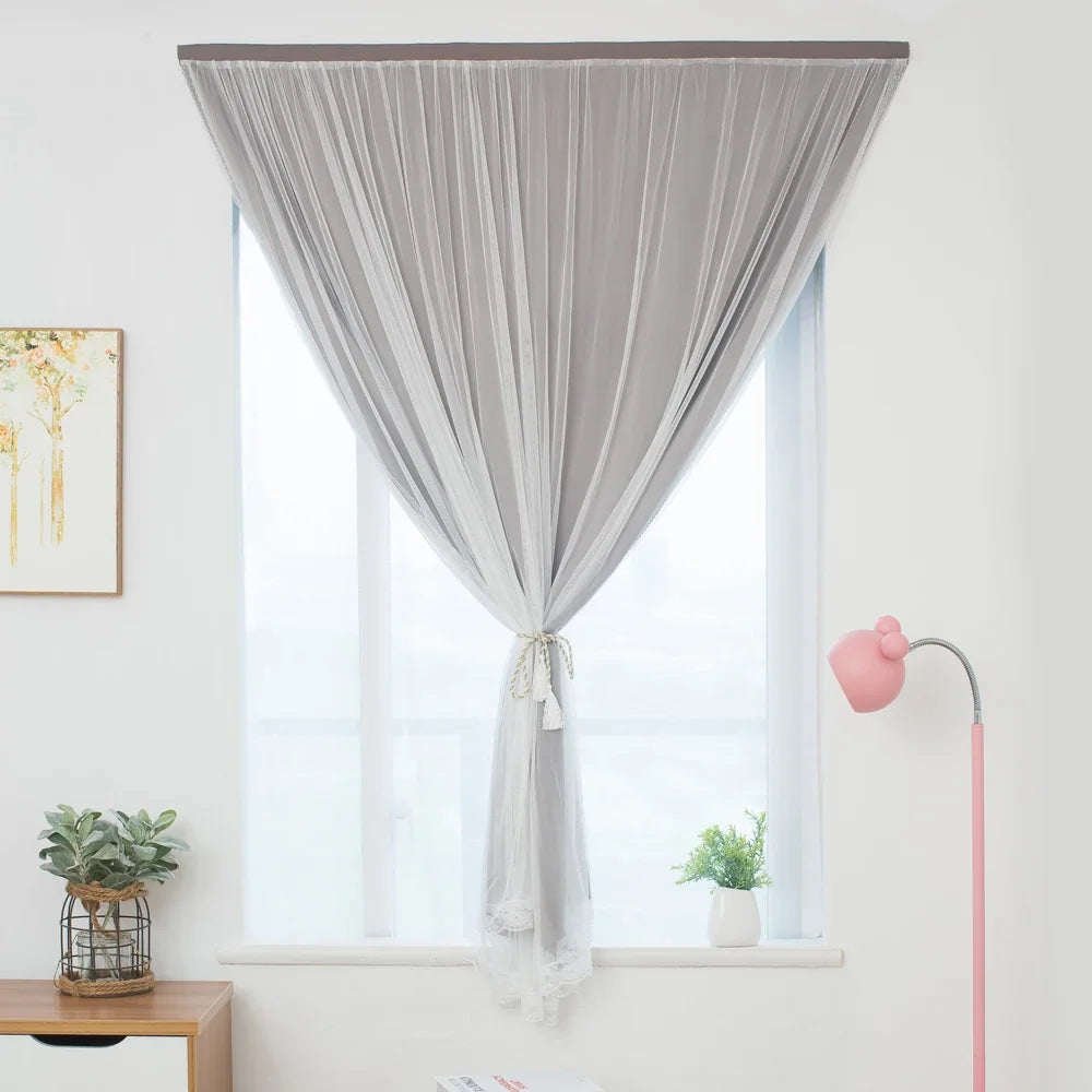 Rideau occultant bleu dans une chambre à coucher décorative