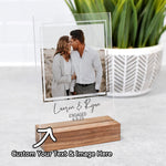 cadre photo personnalisé acrylique socle bois moderne photos couples texte engagement dates