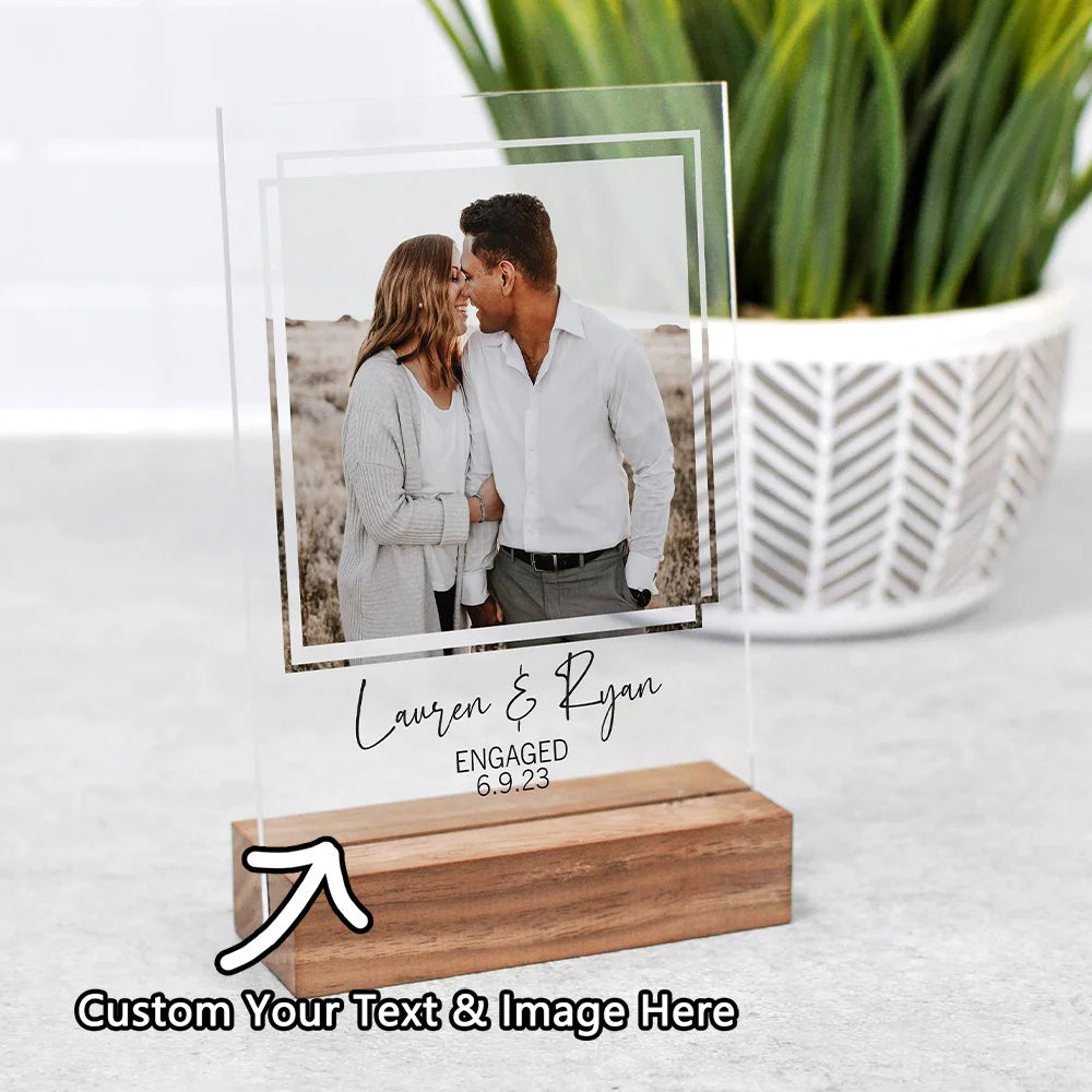 cadre photo personnalisé acrylique socle bois moderne photos couples texte engagement dates