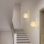 Détail de l'applique murale avec lumières à bulles et design crème