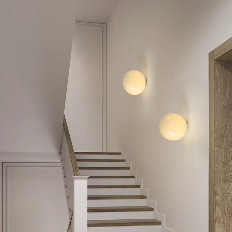 Détail de l'applique murale avec lumières à bulles et design crème