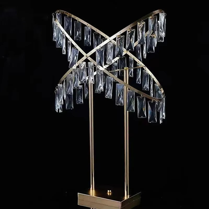 décoration intérieure moderne or argent cristaux transparents structure métallique sculpturale luxe
