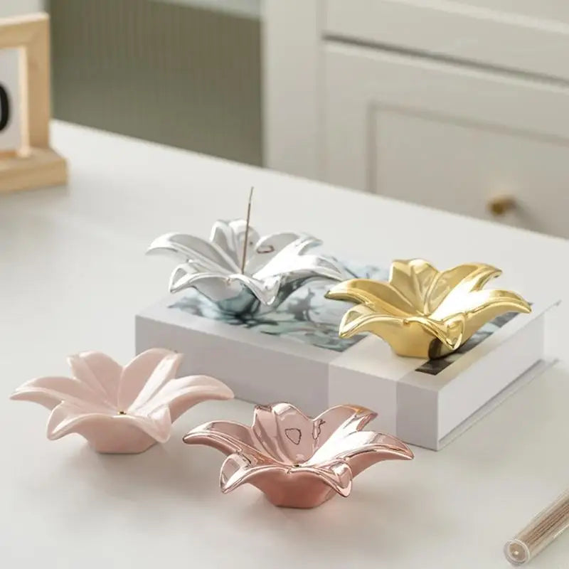 support encens fleur rose pâle doré moderne texture lisse brillante argenté