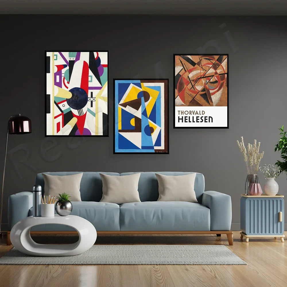 Intérieur contemporain élégant avec canapé gris, œuvres d'art murales abstraites et mobilier moderne.