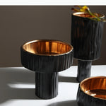 vases modernes noirs dorés rayures verticales élégants pots fleurs décoration arrangement floral