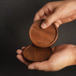Sous-verre rond en bois de noyer avec tasse blanche