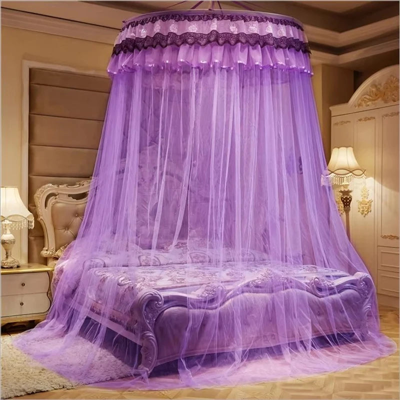 Lit majestueux avec un dais de lit en dentelle pourpre et des rideaux transparents, créant une ambiance romantique et élégante dans cette chambre.
