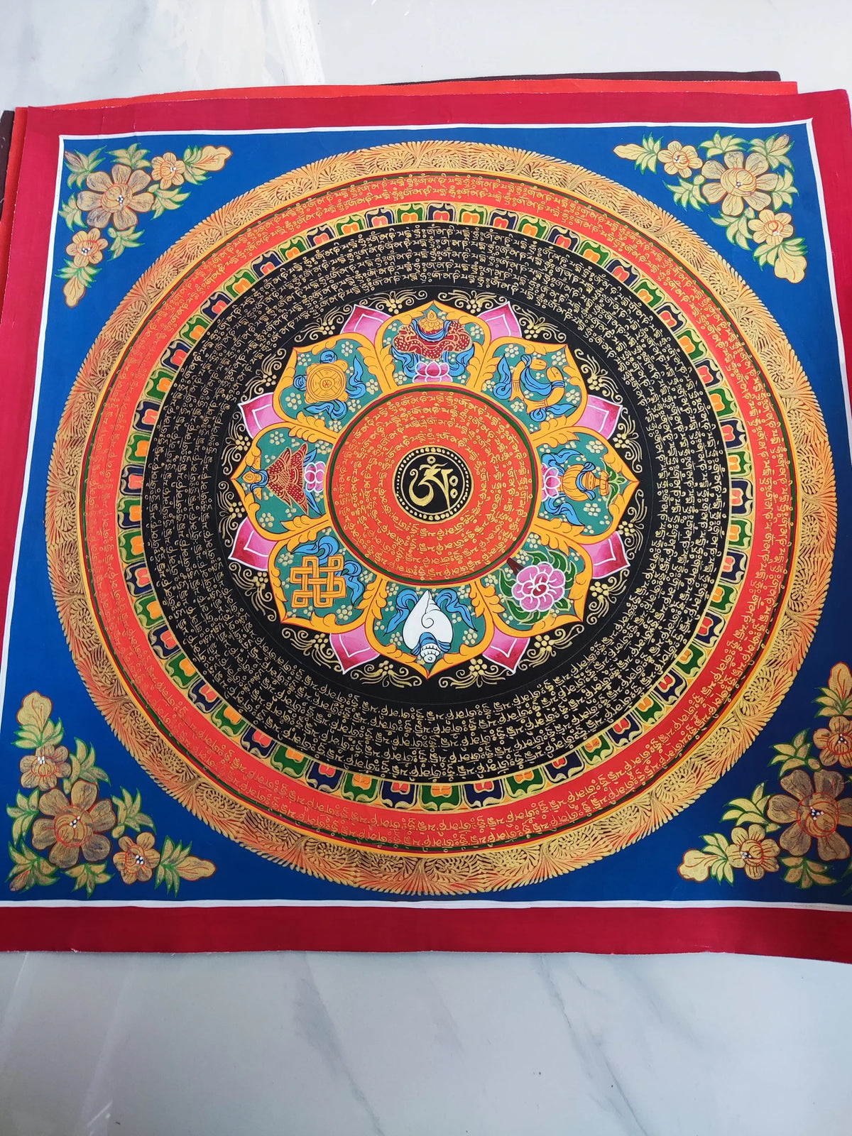 tapis traditionnel mandala symboles religieux couleurs vives bouddhiste décoration intérieure tapisserie artistique motifs floraux