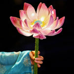 fleur artificielle lumineuse rose blanche bleue violette jaune feuilles fines nervures centre lumineux poignée