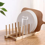 support vaisselle bois naturel moderne assiettes verres organisation cuisine minimaliste