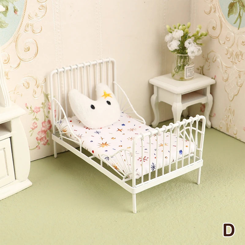 lit miniature classique bois marron clair matelas tête lit tissu uni blanc chambre poupée