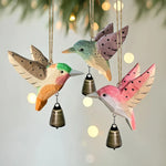 pendentif oiseau suspendu bois artisanal cloche métallique vert rose marron origami rustique