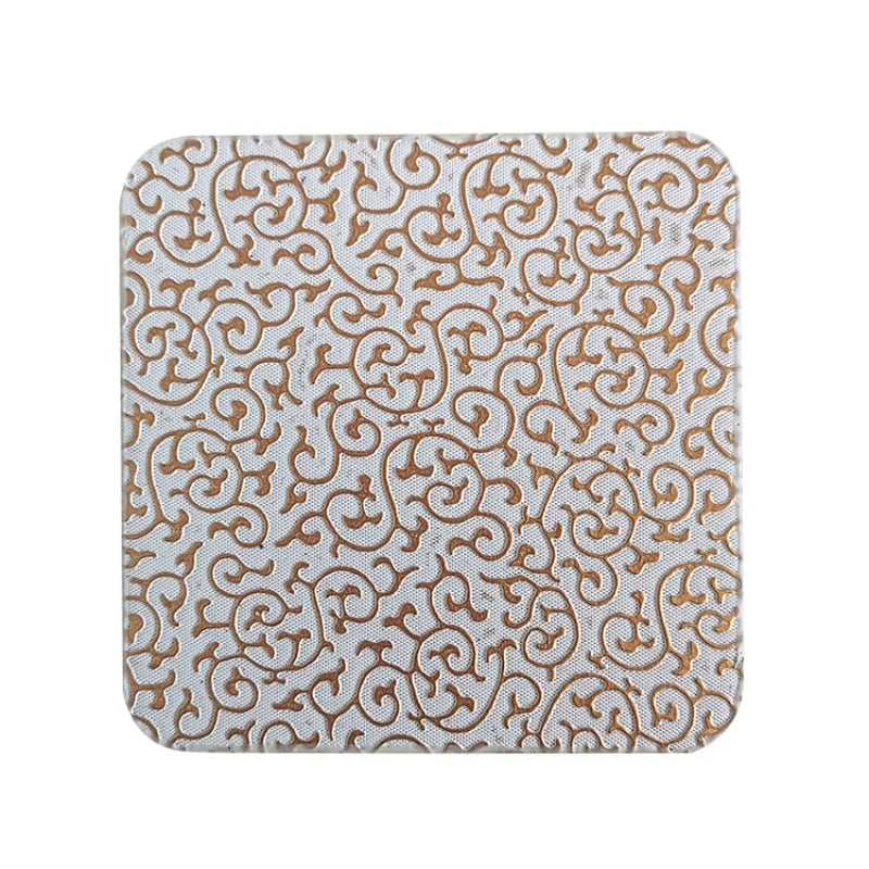 Motifs décoratifs abstraits et organiques au design élégant sur une surface blanche.
