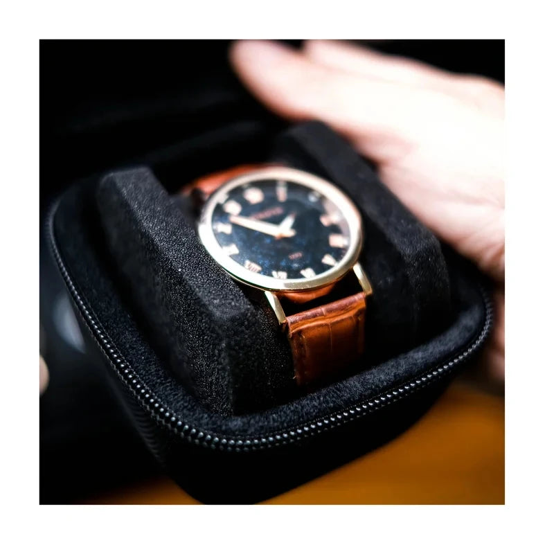 étui rangement noir montres mousse souple velours protégeant bijoux classiques sportifs différentes bracelets