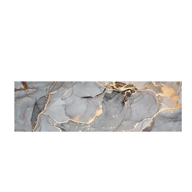 Motif abstrait de marbre gris et doré avec des veines et des fissures élégantes, créant une texture sophistiquée et élégante.