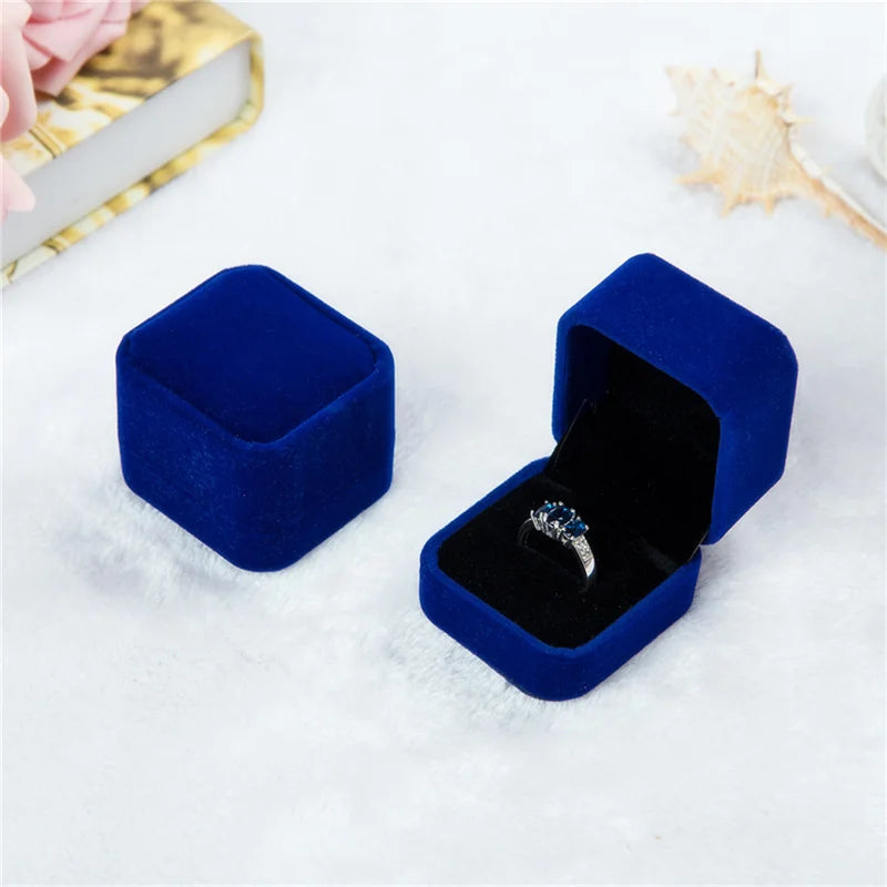 boîtes bijoux velours bleu clair rouge gris rose violet noir anneaux boucles doreilles classiques