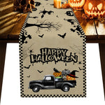 Une sombre scène d'Halloween avec un camion noir transportant des citrouilles et des décorations effrayantes.