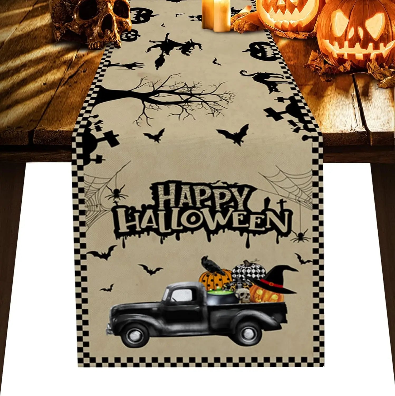 Une sombre scène d'Halloween avec un camion noir transportant des citrouilles et des décorations effrayantes.