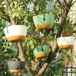 cache pot suspendu moderne vert pastel gris foncé blanc pot plastique chaînes métalliques minimaliste