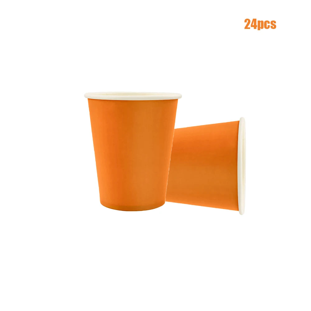 assiettes papier orange serviettes gobelets nappe table moderne événement anniversaire mariage baptême