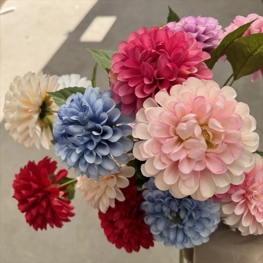 décoration intérieure bouquet fleurs artificielles rouge noir vert bleu blanc moderne élégant anniversaire baby