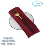 Des serviettes de table en coton de couleur bordeaux, de taille 30x45 cm, idéales pour les repas.