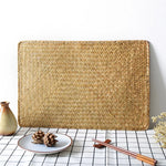 Napperon rectangulaire en jonc de mer avec vaisselle blanche