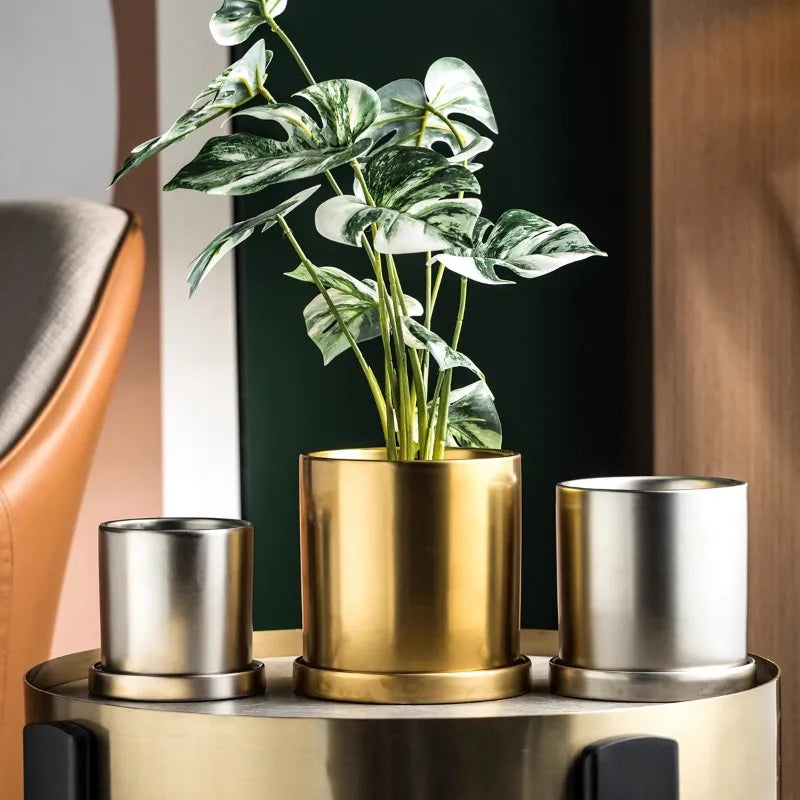 Pot de fleur en ceramique doré avec orchidée decoration interieur