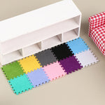 tapis mousse multicolore bordures dentelées moderne enfantin vert bleu rose noir gris violet fantaisie