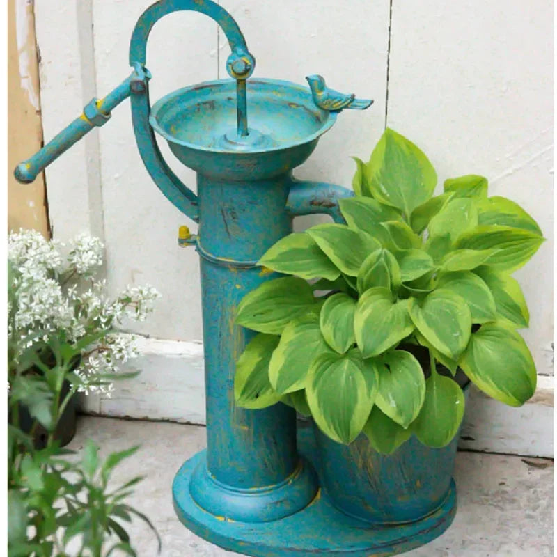 pots fleurs extérieurs décoration puits rouge bleu turquois vieilli rustique vintage plantes vertes fleur