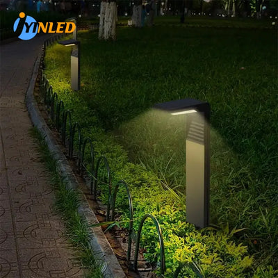 Lampe solaire extérieure moderne étanche IP65 dans un jardin