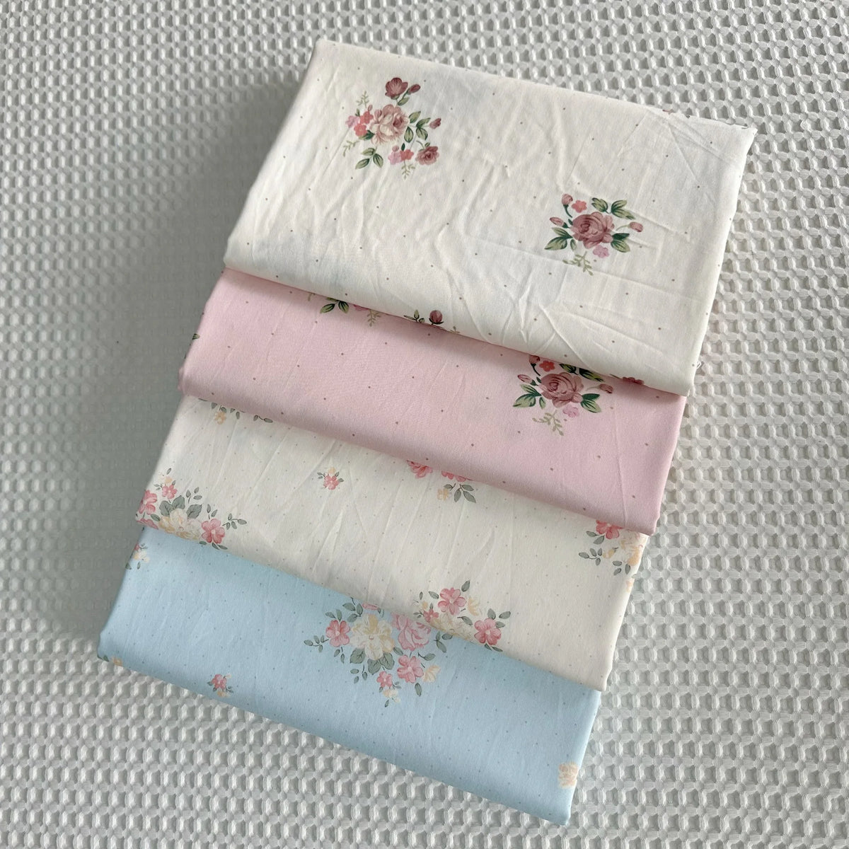 tissu coton blanc rose bleu fleurs vintage romantique biodegradable 160cm