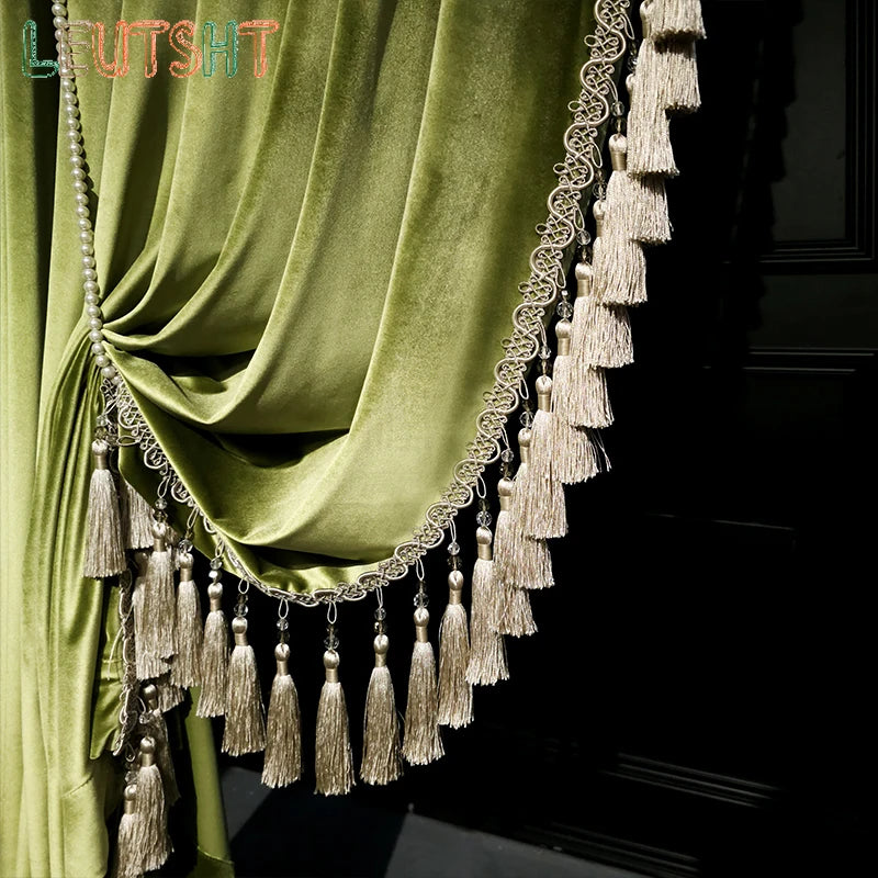 rideau velours vert olive classique pompons fenêtre salon luxe maison