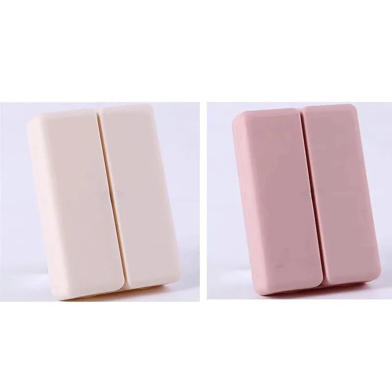 boîte pilules hebdomadaire compartiments couleurs pastel croix blanche moderne pratique