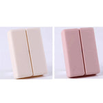 boîte pilules hebdomadaire compartiments couleurs pastel croix blanche moderne pratique