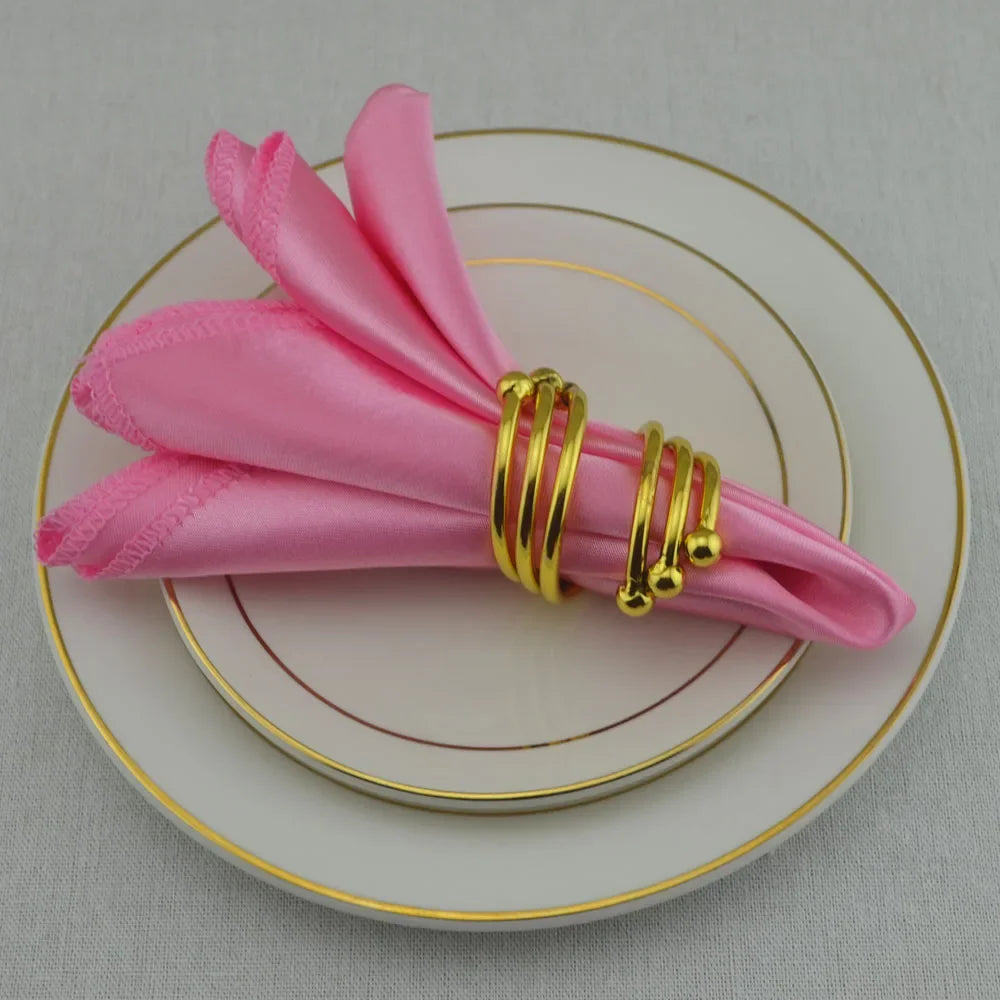 serviette table satin anneau doré mariage décoration table repas classique