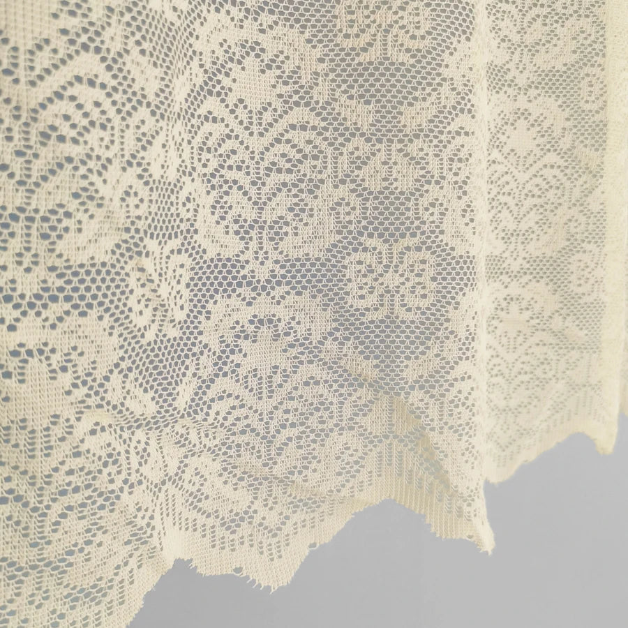 rideau pastoral dentelle florale transparent beige clair bord festonné décoration fenêtre maison