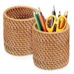 Porte-stylo en rotin tissé rouge 2 pièces sur bureau moderne