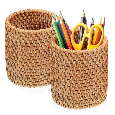 Porte-stylo en rotin tissé rouge 2 pièces sur bureau moderne