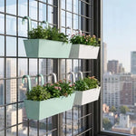 bac fleurs suspendu vert clair noir vert fluo violet anneaux métalliques plante verte différente