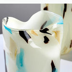 vases verre motifs abstraits blanc bleu marron foncé moderne décoration table arrangement fleurs