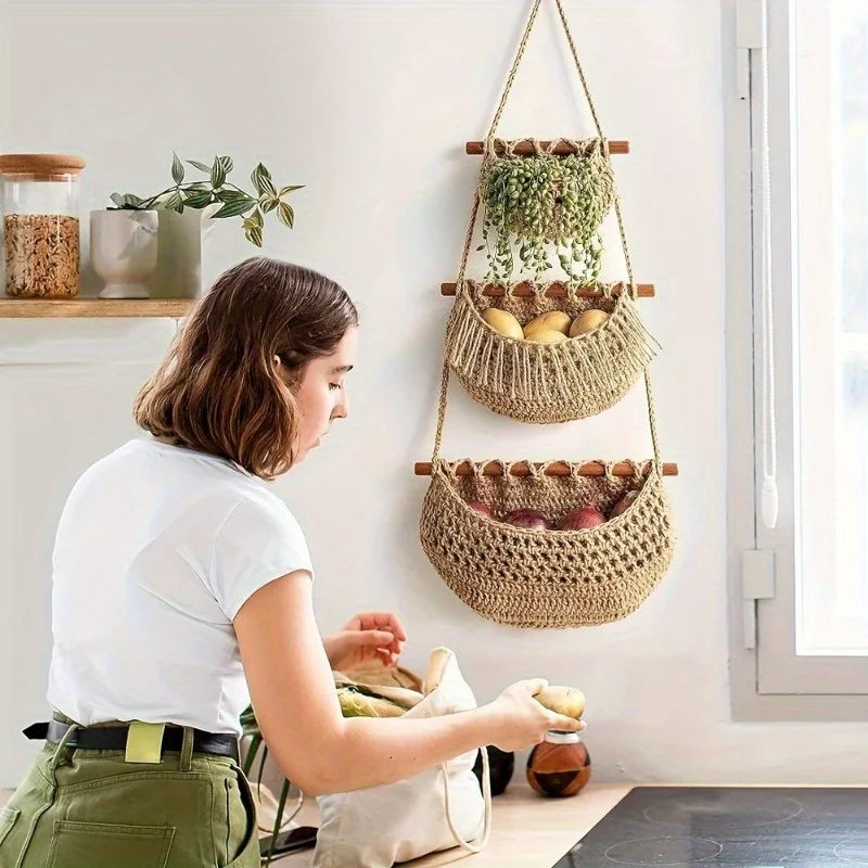 paniers suspendus boho chic naturels tressés fibre végétale rustique organisation murale fruits légumes