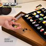 présentoir porte badges acrylique réutilisable contemporain bois marron noir clips badges