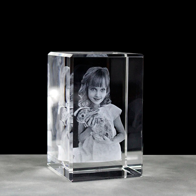 Cube de cristal avec gravure d'image personnalisée vue de près