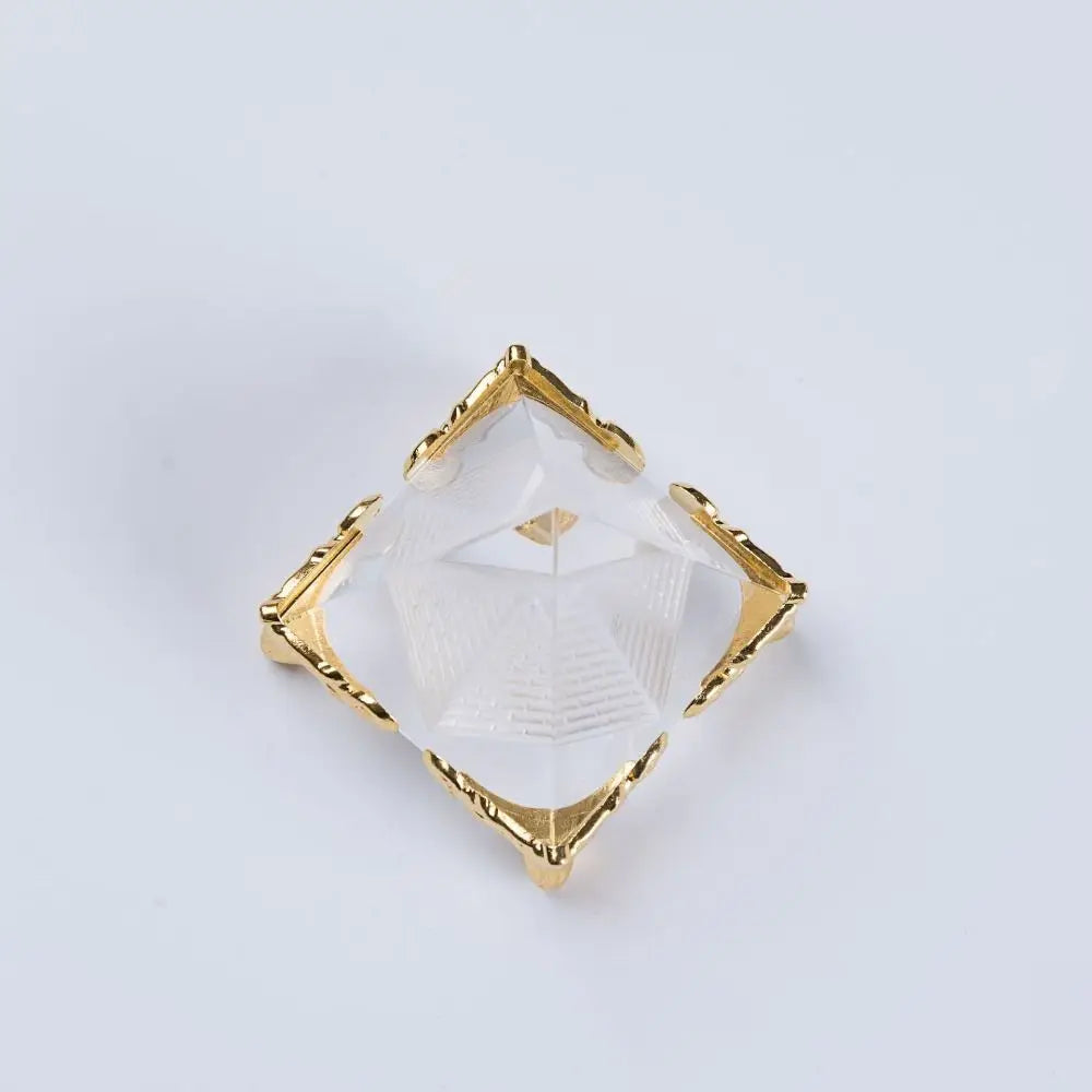 pyramide transparente résine dorée écritures anciennes artisanale décoration méditative geometrie statuette creative