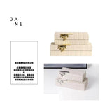 boîte bijoux cuir moderne carré poignées dorées beige noir grande taille