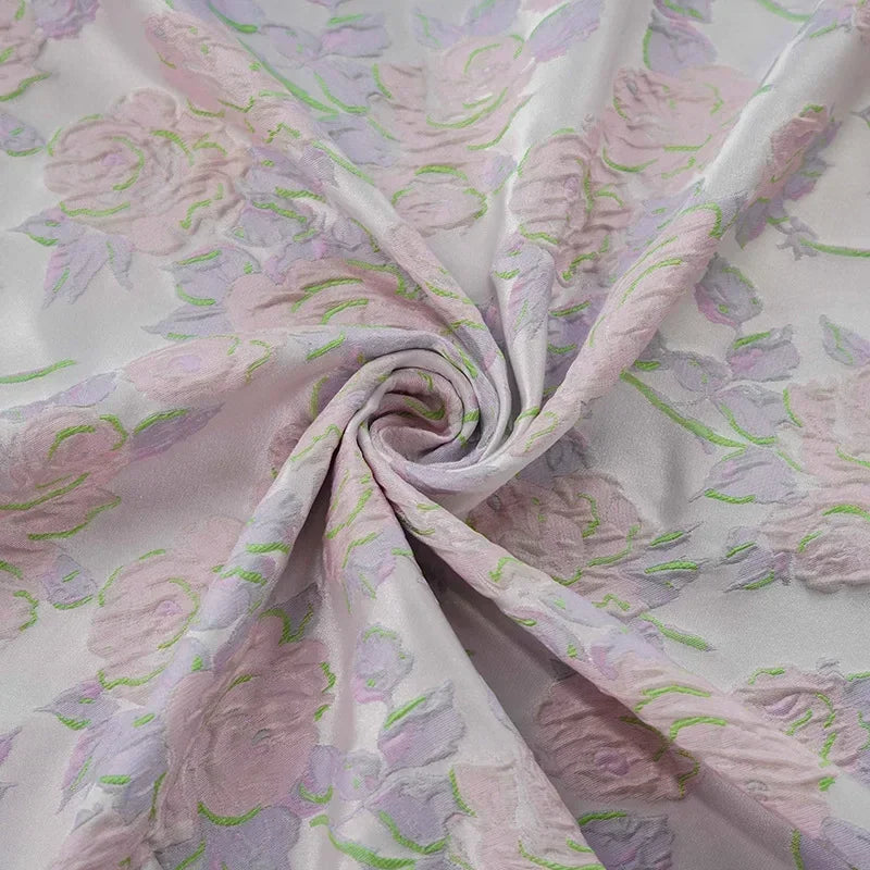 tissu polyester jacquard motifs floraux roses coloris blanc rose violet vert tissu brocart élégant